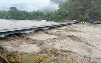 डोटीमा बाढीपहिरोमा ज्यान गुमाएका परिवारलाई राहत वितरण 